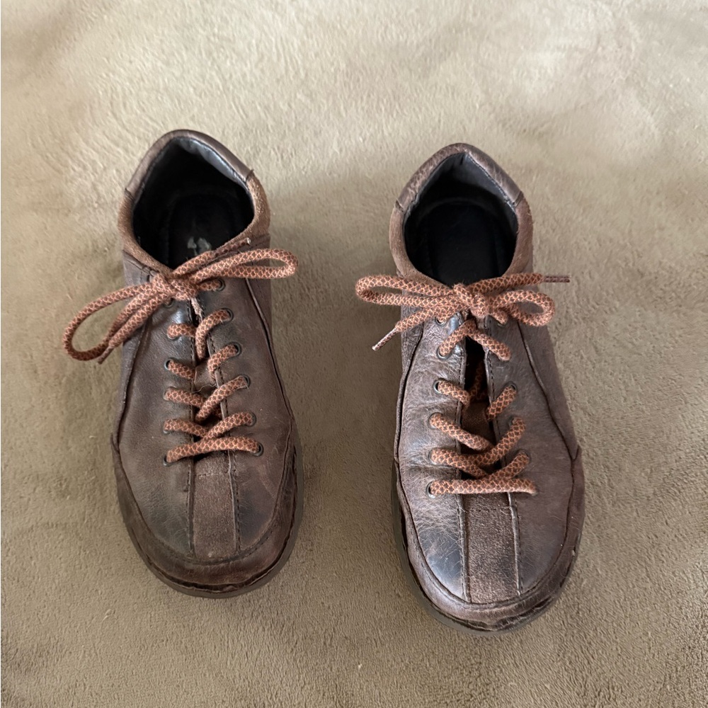 Born Brown Sneakers Minimalist Lace-Up Design